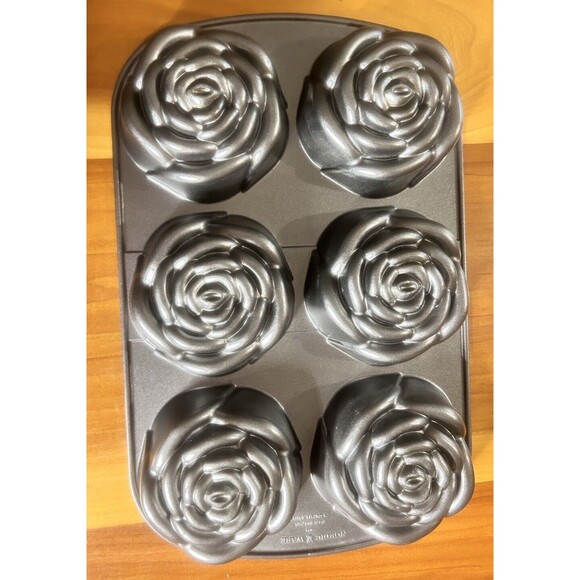 Nordic Ware Rose Bud Pan. 6 Cup Capacity. - Picture 2 of 6